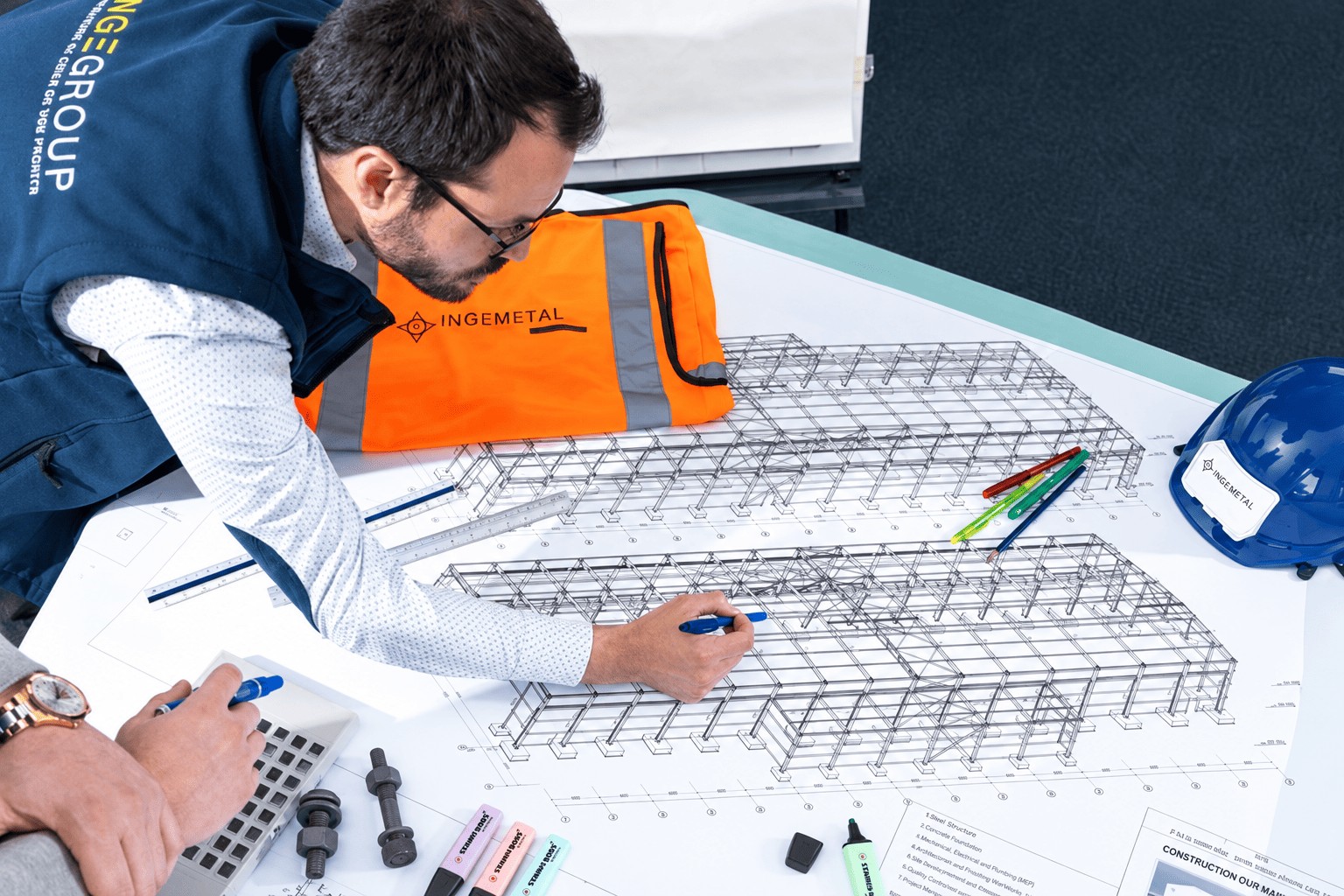 Réunion d’ingénierie sur plans techniques