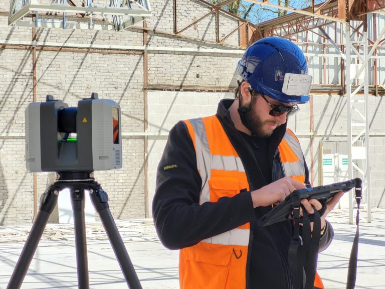 Relevé par scanner laser 3D d'un bâtiment industriel par un ingénieur INGEFORCE