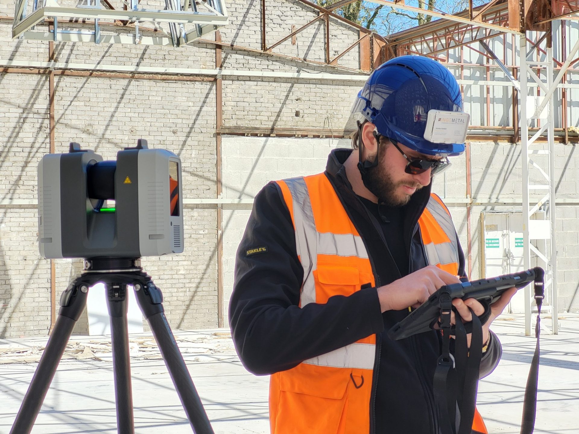 Relevé par scanner laser 3D d'un bâtiment industriel par un ingénieur INGEFORCE